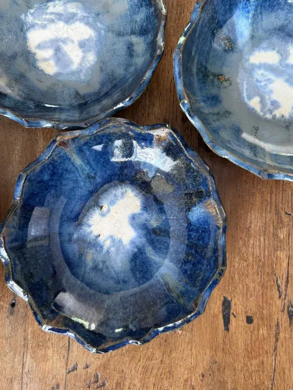 Assiette dentelle bleu en grès