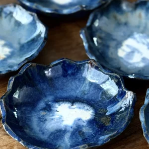 Assiette dentelle bleu en grès