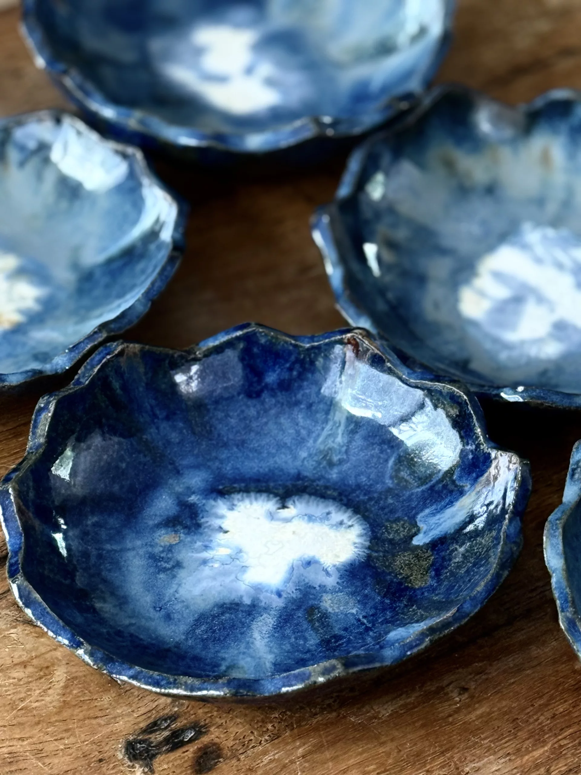 Assiette dentelle bleu en grès
