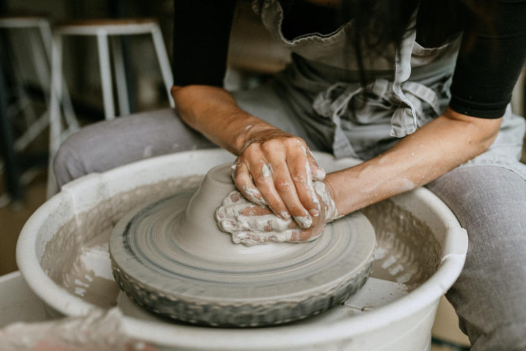 Découvrez l'univers de la céramique artisanale en grès par Gwen Riou. Des pièces uniques inspirées par la terre, créées avec passion et authenticité.