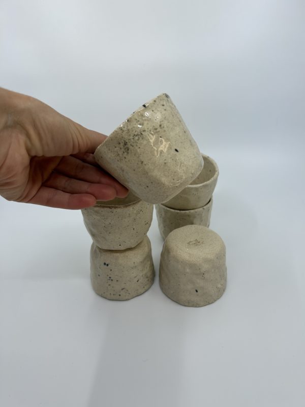 6 tasses en grès mouchetées, modelées à la main dans mon atelier nantais.