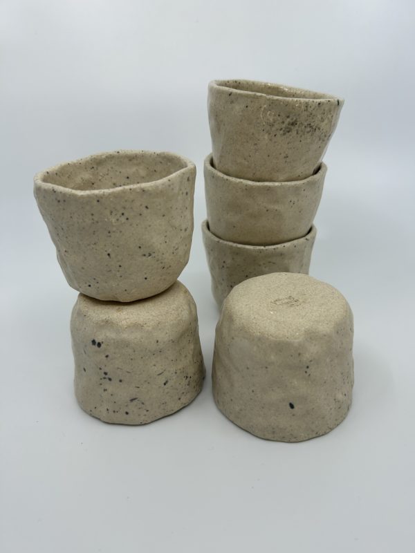 6 tasses en grès mouchetées, modelées à la main dans mon atelier nantais.