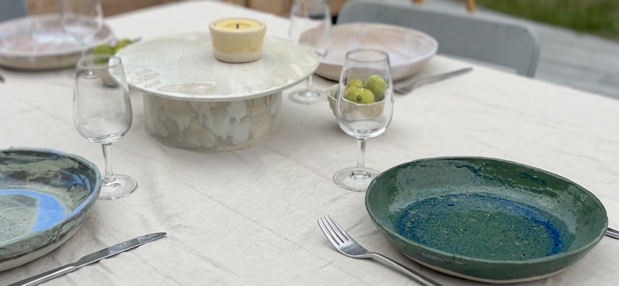 Assiettes en Grès Dépareillées : Charme Artisanal pour Votre Table