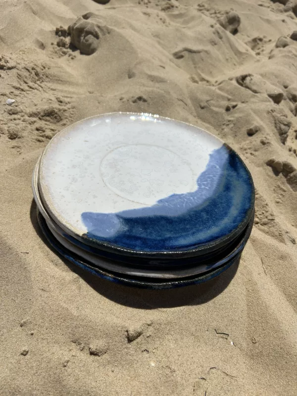 assiette en grès représentant la mer