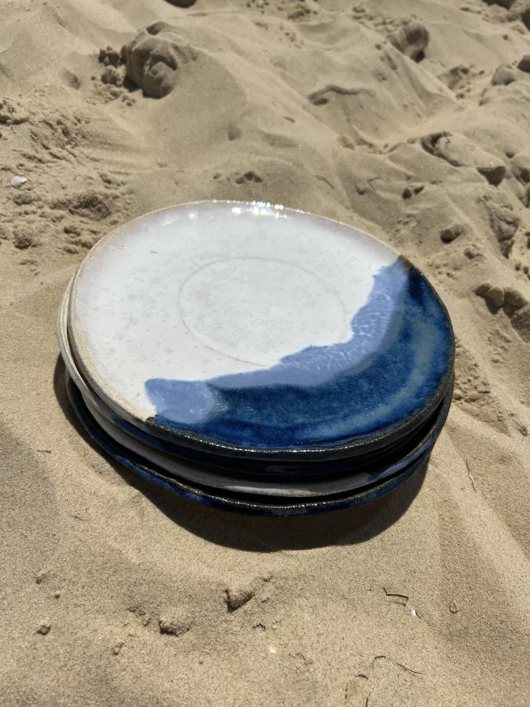 assiette en grès représentant la mer