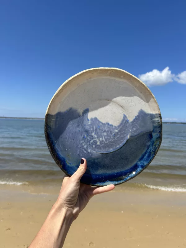 assiette en grès représentant la mer