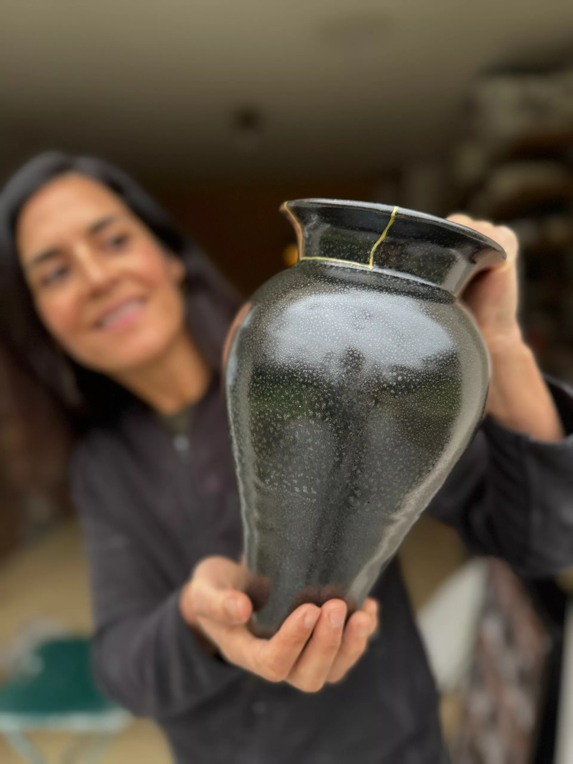 Vase kinstugi sur grès à Nantes