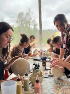 Peinture sur céramique Nantes – Atelier à la guinguette avec Gwen