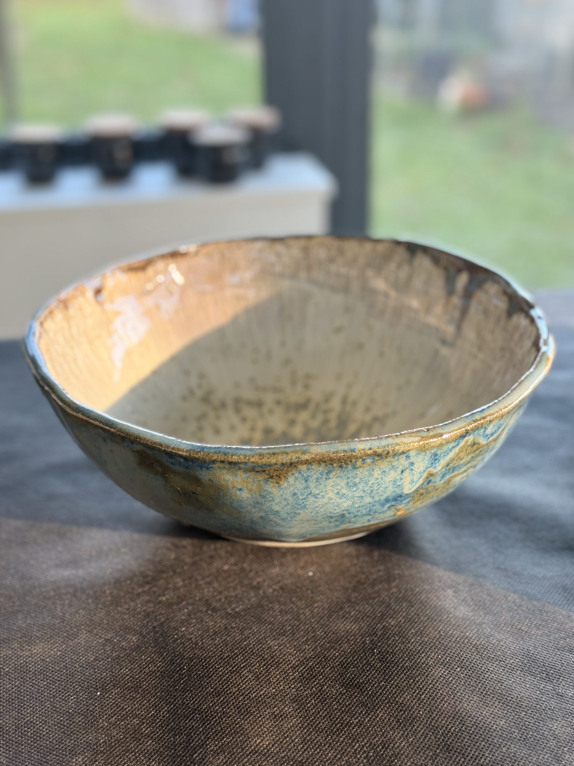 Grand plat en grès bleu et blanc