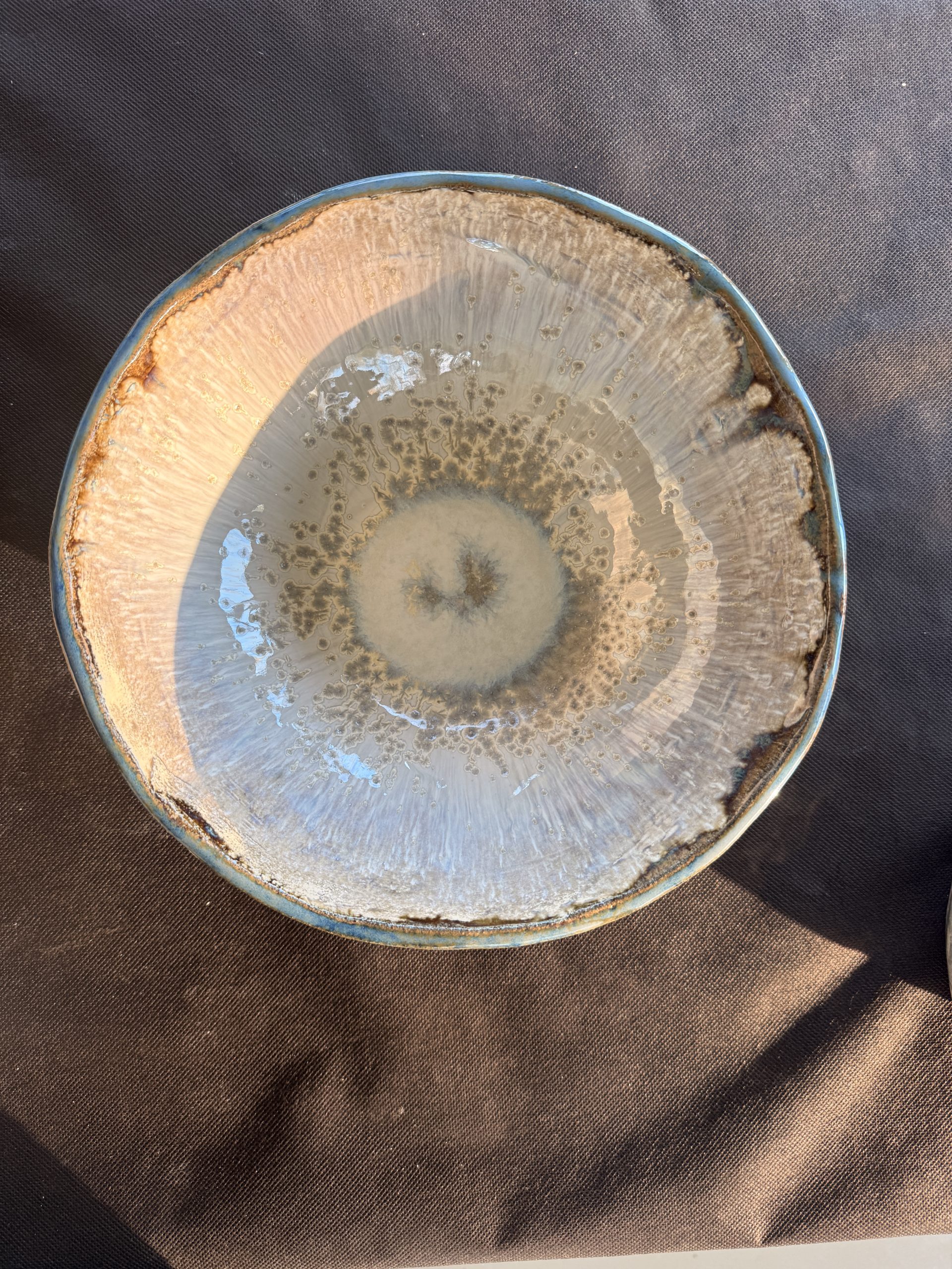 Grand plat en grès bleu et blanc